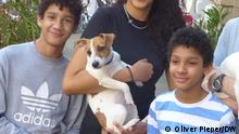 23.3.2022, Köln, Deutschland, ukrainischen Flüchtlingsfamilie (Adana heißt die größte Tochter) mit dem Kölner Fotograf Lars, der ihnen sein Fotostudio als Bleibe zur Verfügung gestellt hat. Er besitzt zwei Jack Russell-Terrier, die Flüchtlingsfamilie einen namens Luna. 