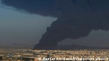 Eine Rauchwolke steigt von einem brennenden Öllager auf. Eine Explosion und eine riesige Rauchwolke in der Nähe der Rennstrecke von Dschidda haben im Formel-1-Fahrerlager in Saudi-Arabien neue Sorgen ausgelöst. Jemenitische Huthi-Rebellen nahmen nach eigenen Angaben bei einer weiteren Raketen-Attacke erneut eine Anlage des Ölkonzerns Aramco ins Visier. +++ dpa-Bildfunk +++