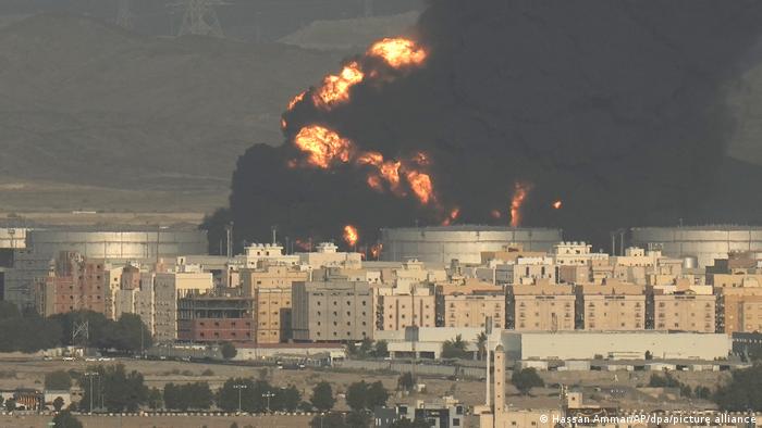 تسبب الهجوم باندلاع حريق هائل في منشأة نفطية تابعة لشركة أرامكو في مدينة جدة