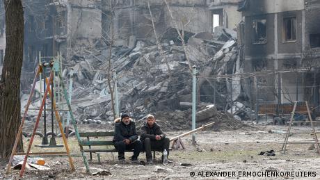 На маалската клупа меѓу разурнатите згради. Овие двајца жители на Мариупол прават кратка пауза од хорорите во уништениот град: Украинското пристаништен град со недели е под опсада на руските сили. Ситуацијата е драматична:
Властите во Киев стравуваат дека таа дополнително ќе се влоши, по најавата на Москва дека во иднина ќе се концентрира на ослободување на источна Украина.