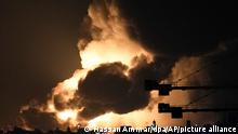 Eine Rauchwolke steigt von einem brennenden Öllager auf. Eine Explosion und eine riesige Rauchwolke in der Nähe der Rennstrecke von Dschidda haben im Formel-1-Fahrerlager in Saudi-Arabien neue Sorgen ausgelöst. Jemenitische Huthi-Rebellen nahmen nach eigenen Angaben bei einer weiteren Raketen-Attacke erneut eine Anlage des Ölkonzerns Aramco ins Visier. +++ dpa-Bildfunk +++