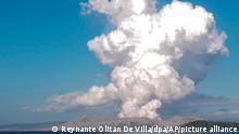 Der Vulkan Taal spuckt weißen Dampf und Asche, gesehen von Balete, Provinz Batangas, südlich von Manila, Philippinen. Ein kleiner philippinischer Vulkan in einem landschaftlich reizvollen See in der Nähe der Hauptstadt spuckte am Samstag bei einer kurzen Explosion eine weiße Dampf- und Aschewolke in den Himmel, was die Behörden dazu veranlasste, die Alarmstufe zu erhöhen und Tausende von Einwohnern aufzufordern, die gefährdeten Dörfer zu evakuieren. +++ dpa-Bildfunk +++