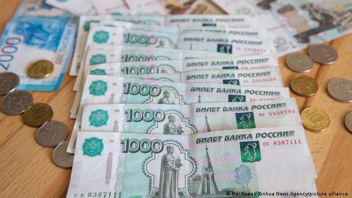 Las tácticas de Putin impulsan el repunte del rublo ruso | Economía | DW | 06.04.2022