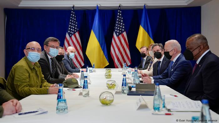 Ministrowie obrony i spraw zagranicznych Ukrainy Ołeksij Reznikow i Dmytro Kuleba (odpowiednio drugi i drugi od lewej) przed prezydentem USA Joe Bidenem.