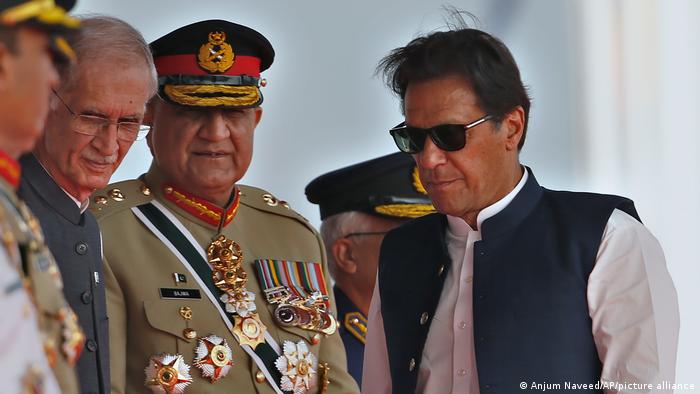 عمران خان وإلى جانبه عمر جاويد رئيس أركان الجيش الباكستاني