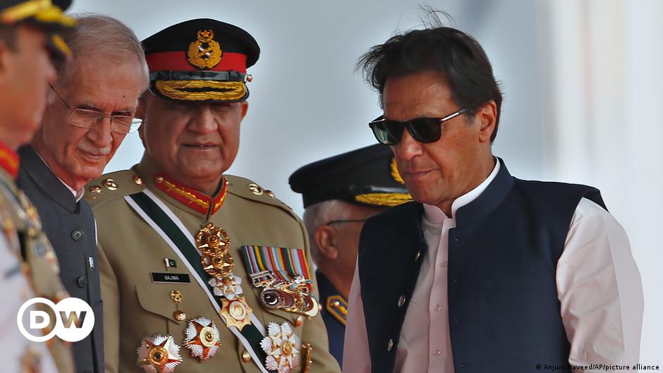 How is Pakistan's military looking at worsening political crisis?