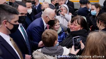 Warschau US-Präsident Biden trifft Ukraine-Flüchtlinge