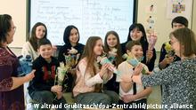 In der Oberschule in Bad Düben bekommen die Kinder aus der Ukraine zur Begrüßung kleine Zuckertüten mit Süßigkeiten. In der Schule wurde für die ukrainischen Flüchtlinge eine extra Klasse eingerichtet, damit die Kinder Deutsch lernen können. (zu dpa Flucht aus der Ukraine - «Wir wussten nicht, wohin wir gingen»