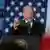 Porträtaufnahme von US Präsident Joe Biden mit erhobener Hand bei seiner Rede zum Ukraine Krieg im März 2022