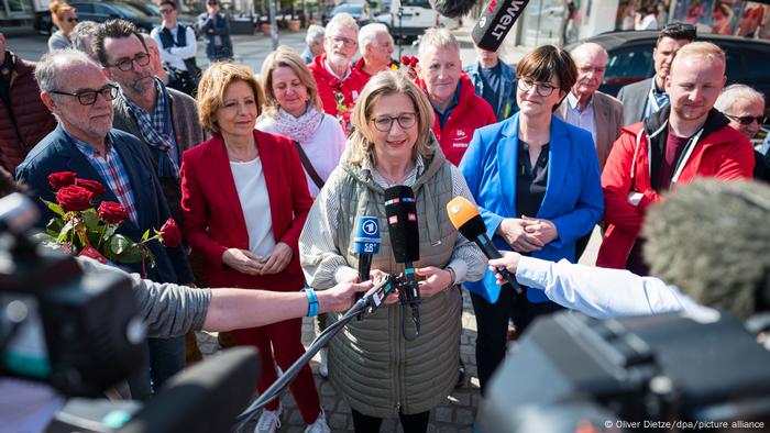 Anke Rehlinger speaks with the press