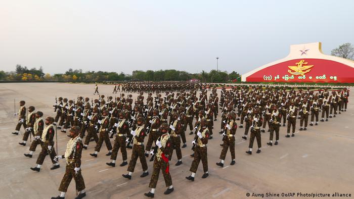 Oficiri na vojnoj paradi u Najpjitawu, Mijanmar