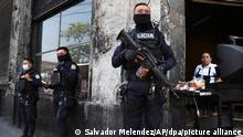 Schwer bewaffnete Polizisten bewachen die Straßen in der Innenstadt von San Salvador. El Salvadors Präsident Bukele hat nach einer Gewaltwelle ein Dekret zur Verhängung des Ausnahmezustands in dem mittelamerikanischen Land gebilligt. +++ dpa-Bildfunk +++