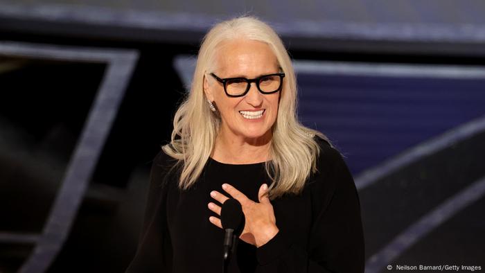 Jane Campion strahlt während ihrer Dankesrede bei den Oscars 2022. 