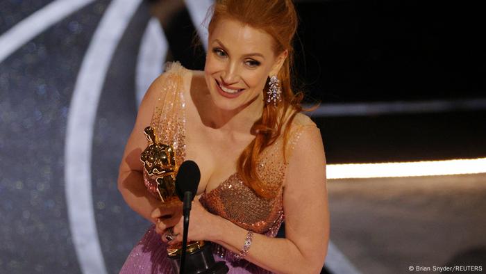 Jessica Chastain nimmt ihre Trophäe entgegen. 