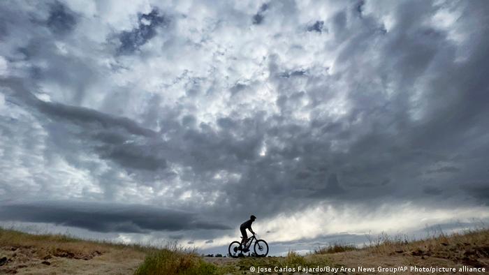 Olujni oblaci nisu baš poželjni kad ovako krenete na izlet biciklom. Ali ovde, u parku Hidden Lakes (Skrivena jezera) nedaleko od Ouklanda, Kalifornija, kiša se dugo željno iščekivala. Sada je konačno došla.