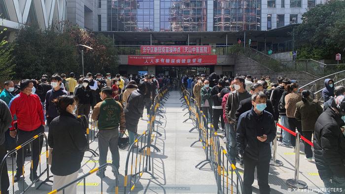 疫情以来一直坚称“不会封城”的上海，3月27晚间突然宣布自次日开始采取“分区分批封控”并进行交通管制。封控前夕，许多住宅小区临时“解禁”开放民众外出采购物资，超市再现抢菜之乱引发民怨。 