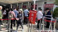 People line up for nucleic acid testing at a hospital, following the coronavirus disease (COVID-19) outbreak in Shanghai, China March 15, 2022. REUTERS/Xihao Jiang NO RESALES. NO ARCHIVES.