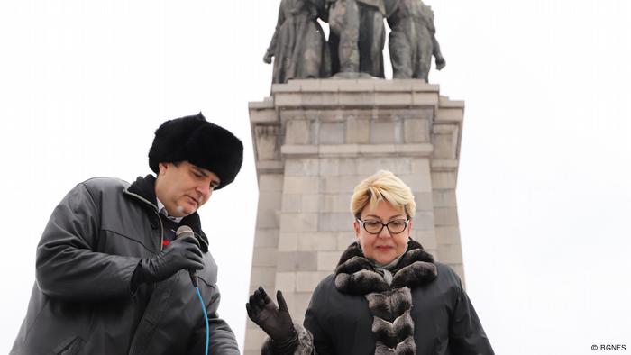 Митрофанова пред Паметника на съветската армия
