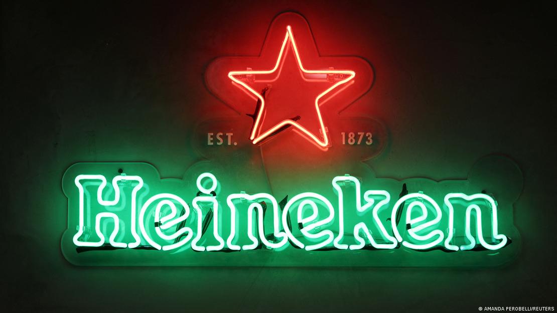 Logo de Heineken en una estructura de luz de neón verde y roja.