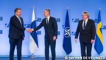 Left to right: Antti Kaikkonen (Minister of Defence, Finland) with NATO Secretary General Jens Stoltenberg and Peter Hultqvist (Minister of Defence, Sweden)
NATO HQ, Brussels
SUBJECT: Finnish Defense Minister Antti Kaikkonen visits NATO
CREDIT: NATO
Finland, NATO, Putin, Ukraine, Russia 
