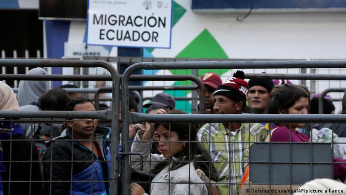 Refugiados venezolanos ante la oficina de inmigración de Rumichaca, Ecuador. (Archivo).