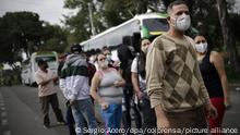 Migranten aus Venezuela mit Mundschutzmasken warten am Rande einer Landstraße, nachdem der Bus, mit dem sie während der Corona-Pandemie an die Grenze zu ihrer Heimatstadt fahren wollten, bei einer Kontrolle aus dem Verkehr gezogen wurde. Das private Unternehmen habe keine entsprechende Genehmigung, hieß es. Zahlreiche venezolanische Migranten sind während der Corona-Krise aus Kolumbien in ihr Heimaltand zurück, weil die von der Regierung verhängten Ausgangsbeschränkungen ihr Einkommen bzw. Arbeitsmöglichkeiten im Nachbarland sehr eingeschränkt hätten. +++ dpa-Bildfunk +++