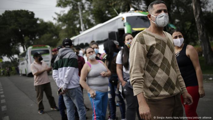 Migrantes con mascarillas 