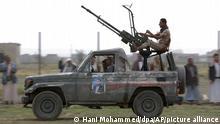 Huthi-Rebellen fahren während einer Versammlung auf einem Pick-Up mit darauf montierter Waffe. (zu dpa «Bomben gegen den reichen Nachbarn: Warum Jemens Huthis Riad bekämpfen») +++ dpa-Bildfunk +++
