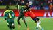Ägyptens Mohamed Salah (r.) im Zweikampf mit Senegals Saliou Ciss (2.v.l.) Ägyptens Mohamed Salah (r.) im Zweikampf mit Senegals Saliou Ciss (2.v.l.)
