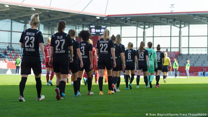 Un stade en grande partie vide à Munich alors que le Bayern Frauen et le SGS Essen marchent sur le terrain pour un match de Frauen Bundesliga le 27 mars 2022