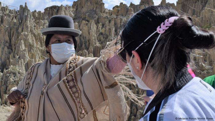 Bolivien Frau von Aimara Volk mit Trainnerin Laura Roca vonWarmi Power