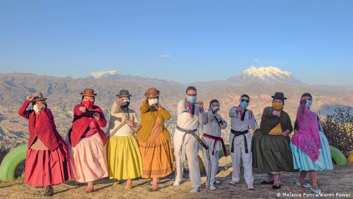 Bolivien Aimara-Frauen mit Trainnerinen vonWarmi Power