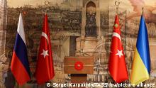 DIESES FOTO WIRD VON DER RUSSISCHEN STAATSAGENTUR TASS ZUR VERFÜGUNG GESTELLT. [ISTANBUL, TURKEY - MARCH 29, 2022: National flags of Russia, Turkey and Ukraine stand behind the rostrum at the Dolmabahce Palace ahead of another round of Russian-Ukrainian talks. Both delegations are to meet face to face for the first time since March 7. With the first round held in the Belarusian city of Gomel on February 28, two more followed in person along with more recent sessions online. On February 24, Russias President Putin announced the start of a special military operation in Ukraine in response to appeals from the leaders of the Donetsk and Lugansk Peoples Republic. Sergei Karpukhin/TASS]