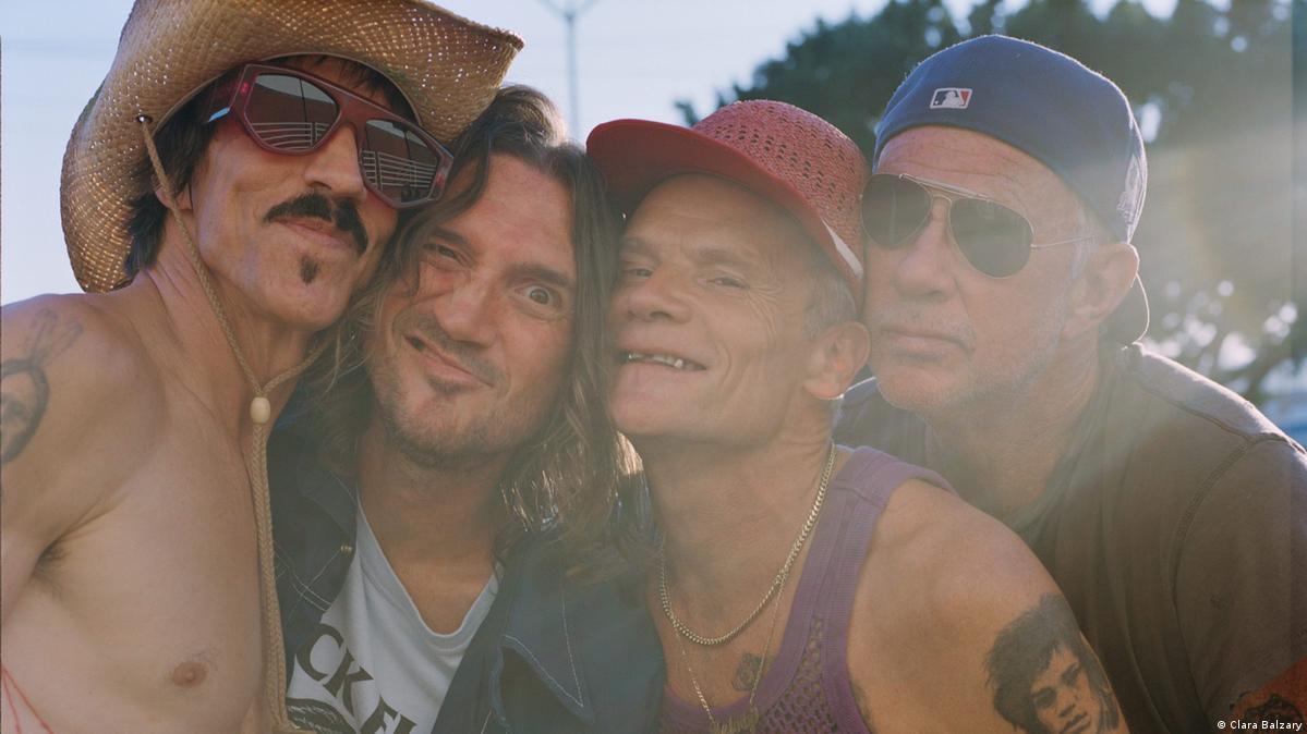Red Hot Chili Peppers: From the strip to the stadium – DW