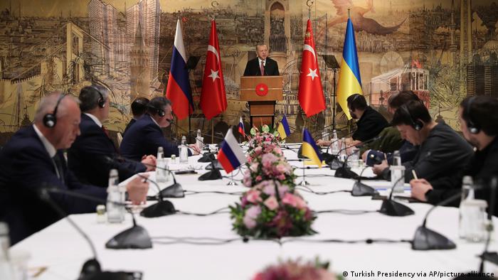 Turkish President Recep Tayyip Erdogan, Ukrainian and Russian negotiators in Istanbul