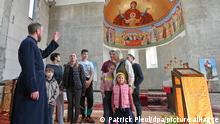 Abt Daniil Irbits (l) vom St. Georg Kloster der Russisch-Orthodoxen Kirche steht mit Kriegsflüchtlingen aus der Ukraine in der Kirche. Das St. Georg Kloster kümmert sich derzeit um etwa 20 Personen, die vor dem Krieg in der Ukraine nach Nordbrandenburg geflüchtet sind.