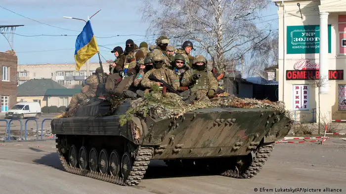 Ukraine | Ukrainische Soldaten auf einem Panzer in Trostsyanets