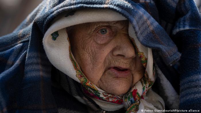 Ukraine |  die evakuierte 90-jährige Sofia Boiko erreicht das Rote Kreuz Zentrum à Mykolaïv