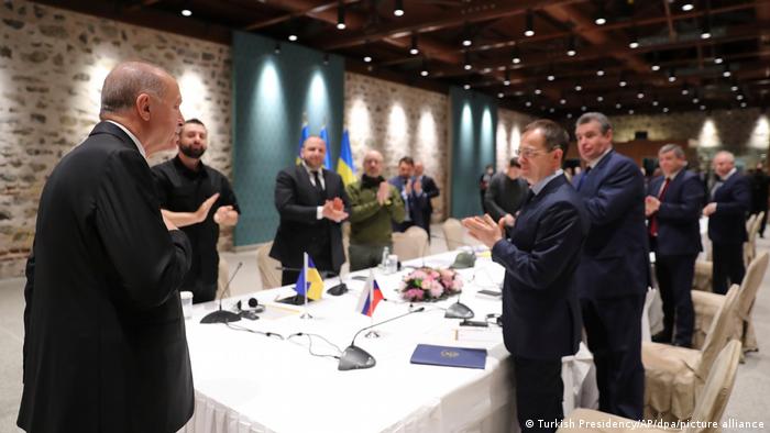Rexhep Tajip Erdogan i mirëpriti negociatorët në zyrën presidenciale të Dolmabahçes