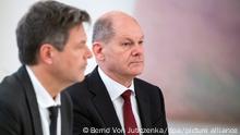 Bundeskanzler Olaf Scholz (r, SPD) und Robert Habeck (Bündnis 90/Die Grünen), Bundesminister für Wirtschaft und Klimaschutz, hören die Rede von Bundespräsident Steinmeier spricht bei der Verleihung der Ernennungsurkunden an die Mitglieder der neuen Bundesregierung im Schloss Bellevue zu. +++ dpa-Bildfunk +++