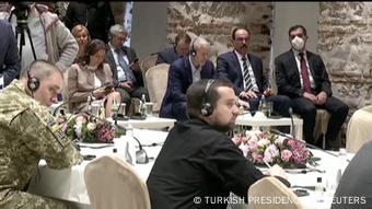 Roman Abramoviçi gjatë negociatave ndërmjet Ukrainës dhe Rusisë në Stamboll