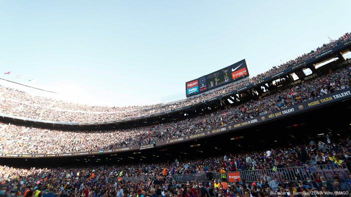 Una vista amplia del estadio Camp Nou en Barcelona