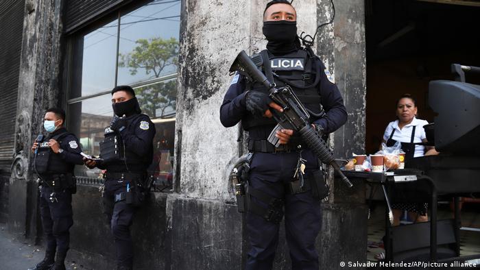 Foto simbólica de policías en El Salvador en una imagen de archivo.