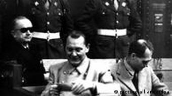 Auf der Anklagebank im Nürnberger Kriegsverbrecherprozess sitzen am 06.12.1945 der ehemalige Großadmiral (l-r) Karl Dönitz, der ehemalige Reichsmarschall Hermann Göring und Hitlers ehemaliger Stellvertreter Rudolf Heß (Foto: dpa)