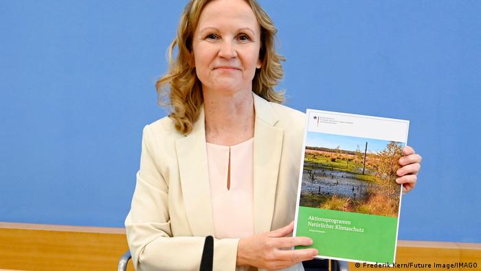 Steffi Lemke bei der Pressekonferenz Aktionsprogramm Natürlicher Klimaschutz - BMUV-Eckpunkte im Haus der Bundespressek