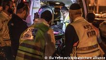 Sanitäter transportieren eine Leiche nach einem Anschlag. Beim dritten Anschlag in Israel binnen einer Woche sind am 29.03.22 mehrere Menschen getötet worden. Ein Mann eröffnete nach Polizeiangaben in Bnei Brak bei Tel Aviv gezielt das Feuer auf Passanten. +++ dpa-Bildfunk +++