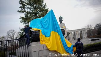 Η αστυνομία απομακρύνει ουκρανική σημαία από σοβιετικό τανκς