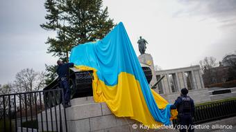 Η αστυνομία απομακρύνει ουκρανική σημαία από σοβιετικό τανκς