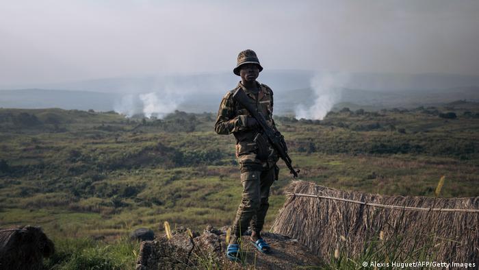 DR Kongo | Unruhen in Nord-Kivu Un milicien de la Force de Résistance Patriotique de l'Ituri (FRPI) monte la garde sur sa base à Bukiringi pour protéger la chefferie de Walendu Bindi des attaques d'autres groupes armés dans le sud de la province de l'Ituri, au nord-est de la RDC
