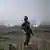 Un sodat tenant son arme dans l'est de la RDC